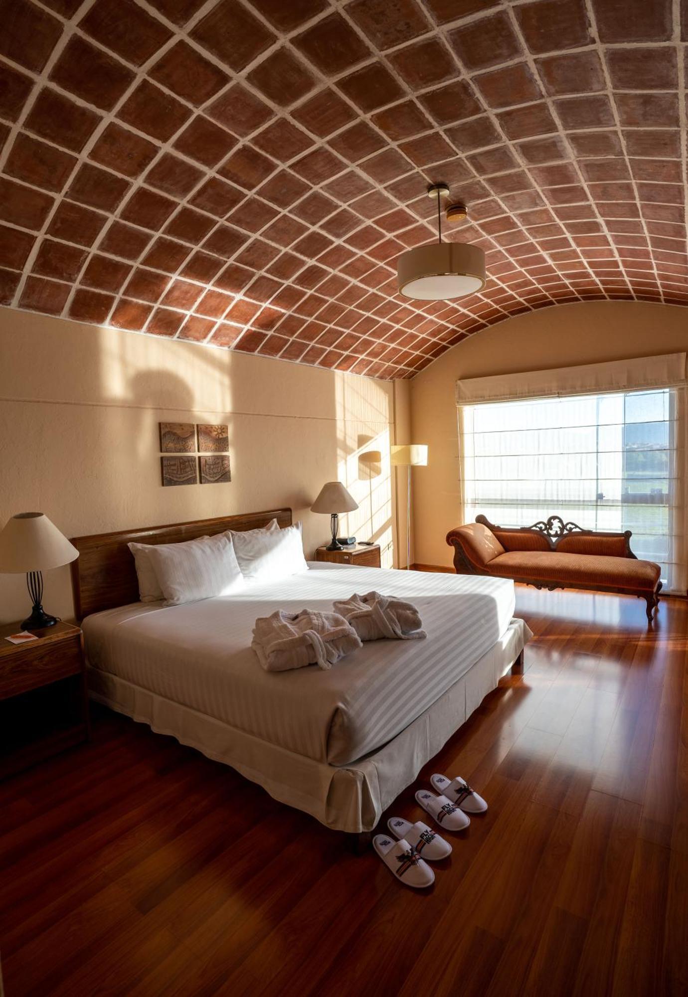 Hotel Bth Characato